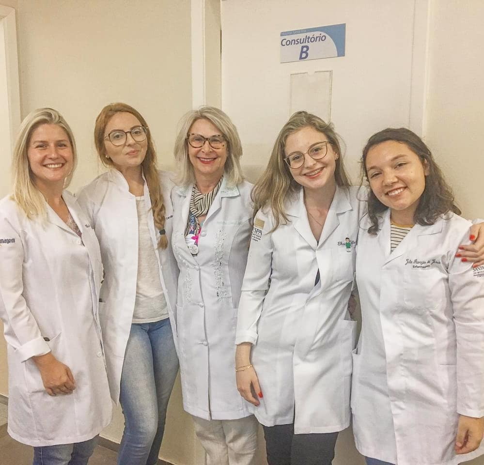 Eliane Rabin, ao centro, com alunas do projeto de extensão